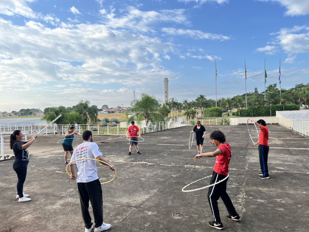 Pessoas praticando a ginástica na Unicamp de Limeira, ao ar livre.