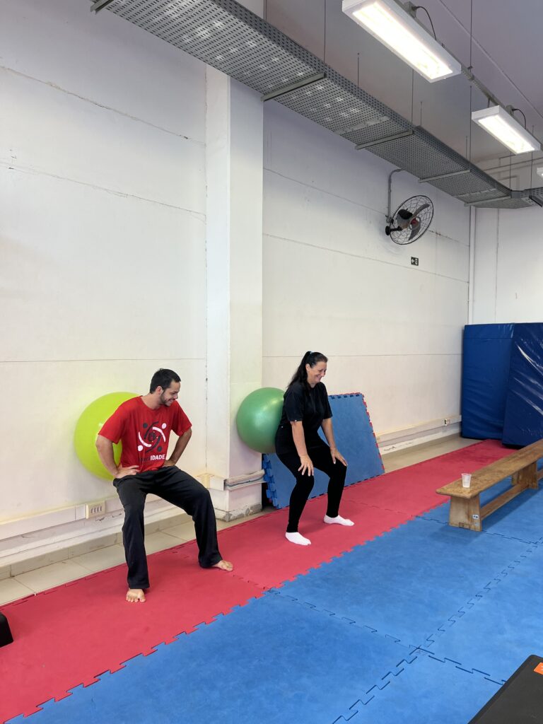 Pessoas praticando a ginástica na Unicamp de Limeira