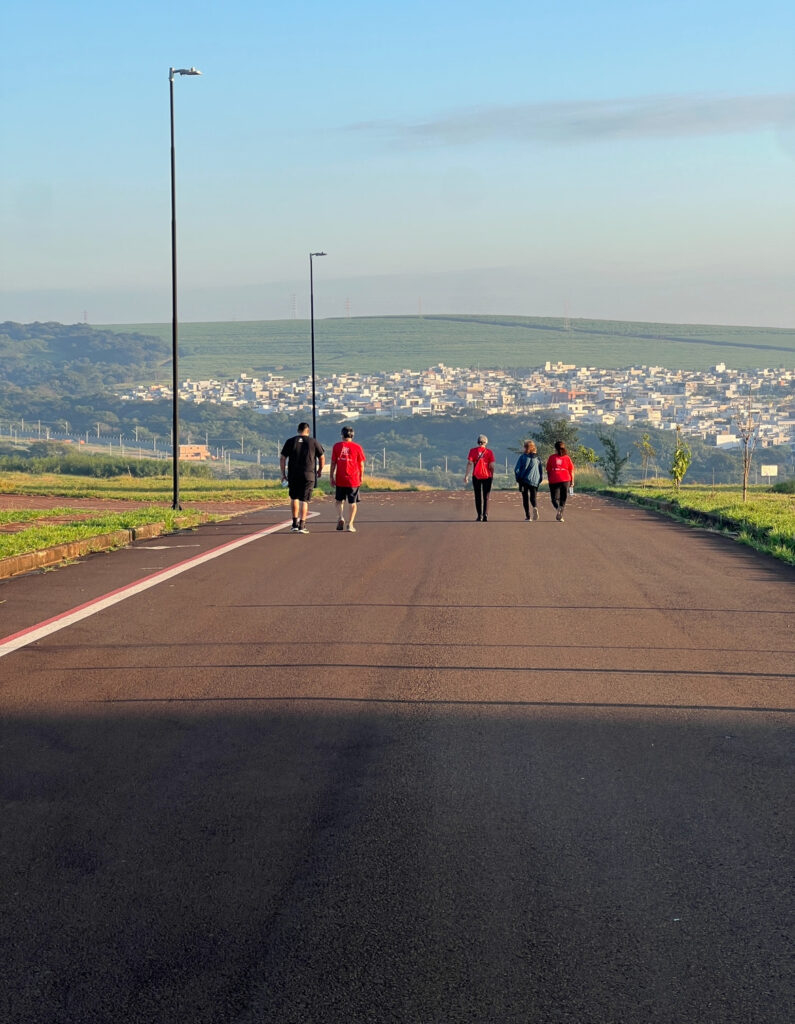 Pessoas praticando a caminhada na Unicamp de Limeira