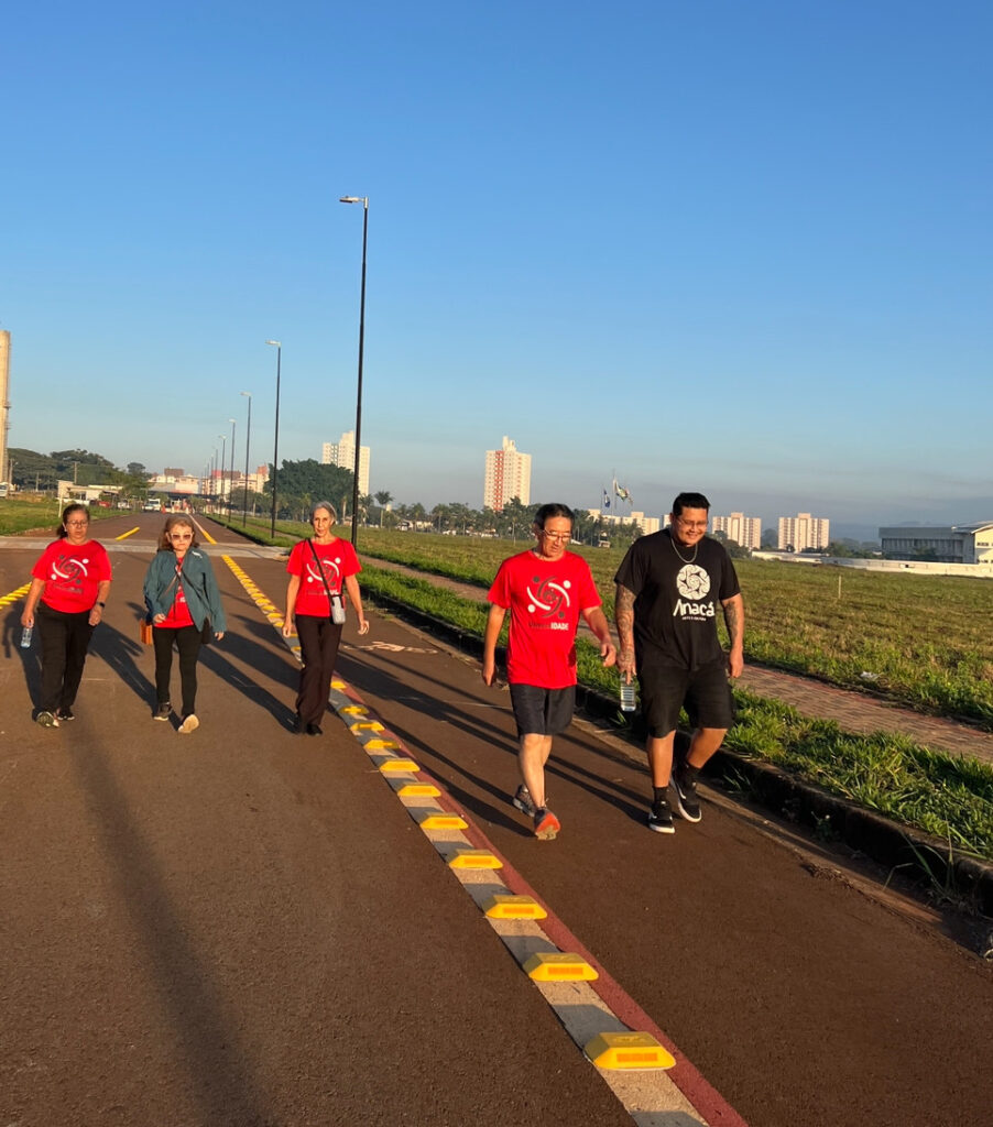Pessoas praticando a caminhada na Unicamp de Limeira